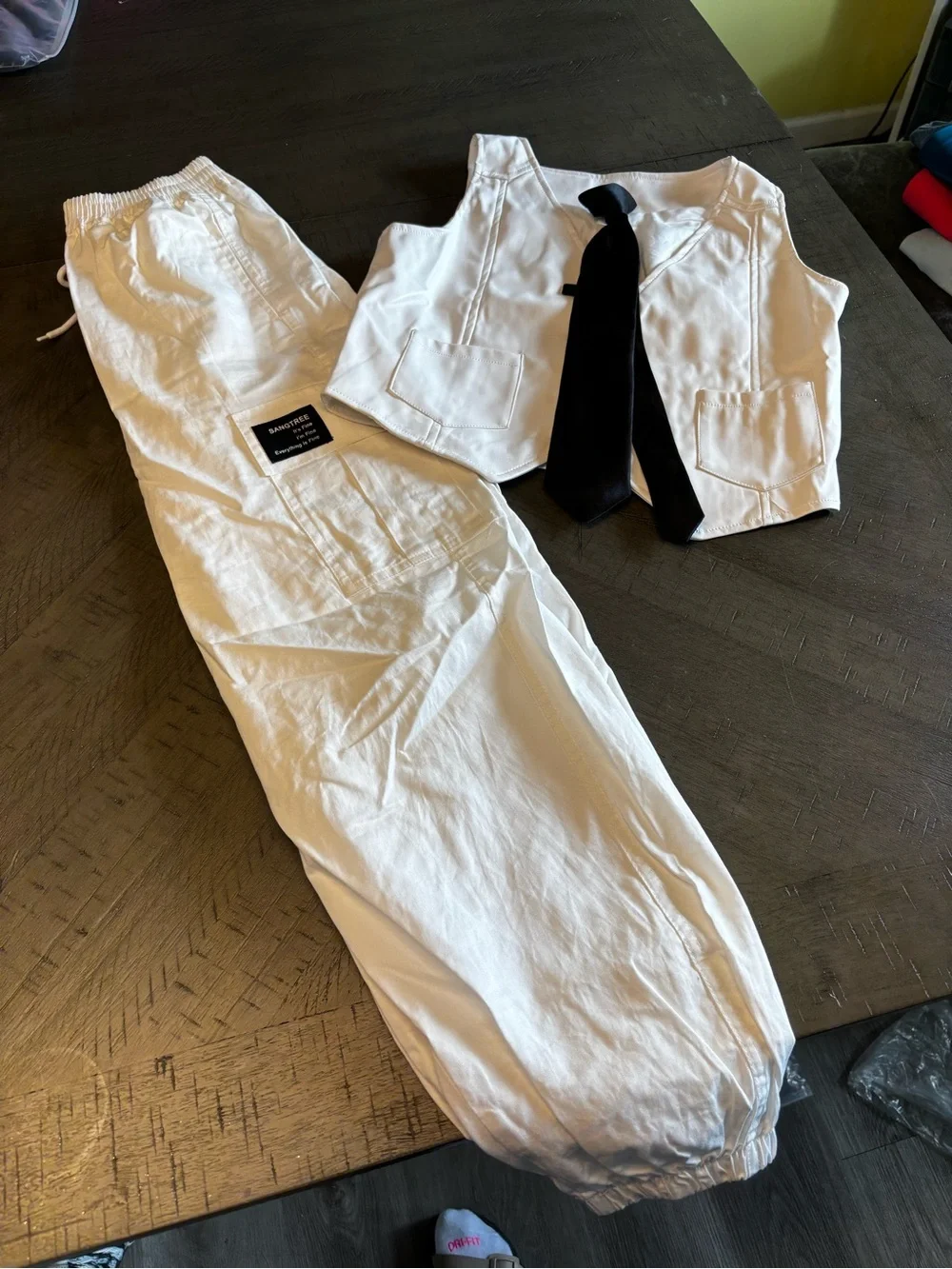 White Two-Piece hop setSet with Black Tie Accent